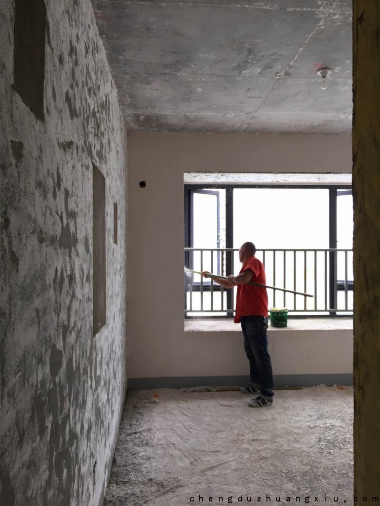 都城乐颂居装修进场：铲墙施工中