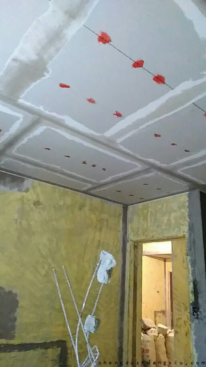 尊龙凯时新双城工地点涂防锈漆