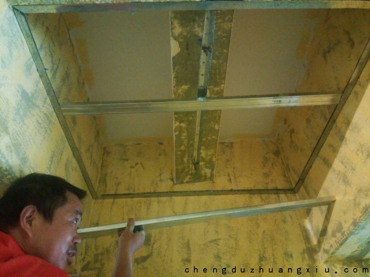 尊龙凯时新双城工地吊顶轻钢龙骨施工